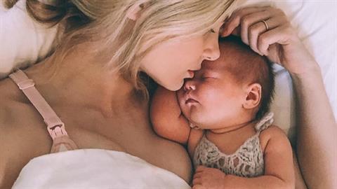 «Κοιμηθείτε αγκαλιά με τα παιδιά σας, δεν υπάρχει τίποτε πιο ωραίο στον κόσμο!»